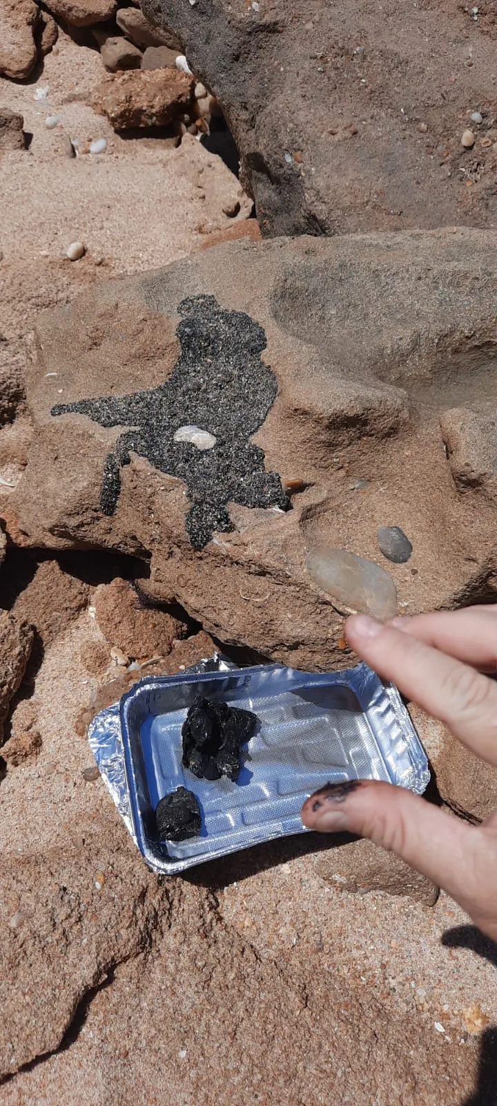 Mancha de óleo encontrada na Praia de Caetanos em novembro de 2021