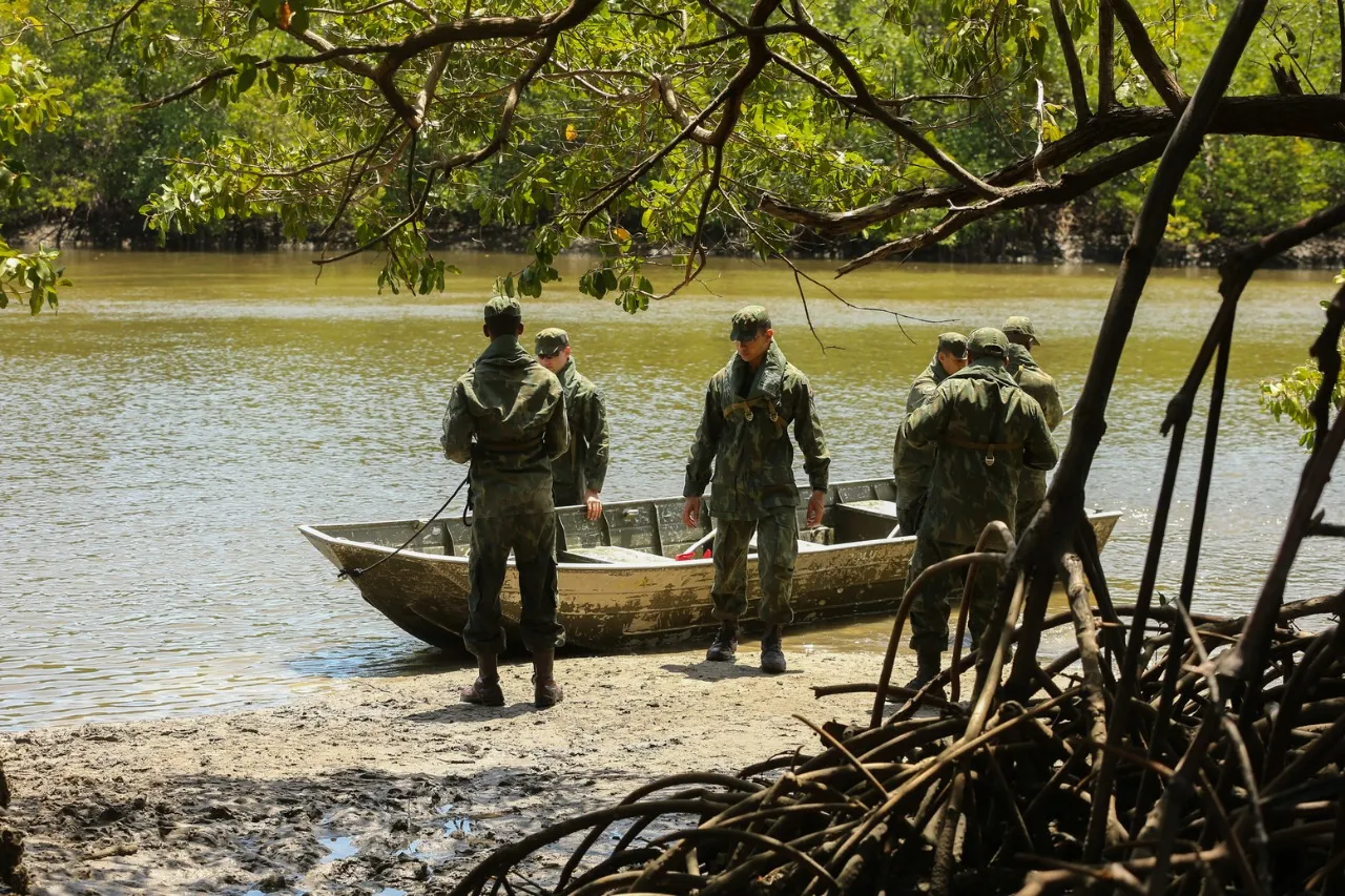 Equipes analisaram impacto das manchas de óleo no mangue cearense