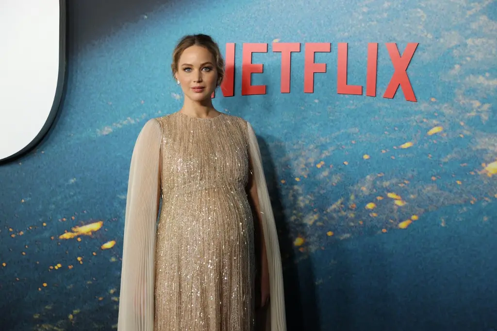 Imagem da notícia: Jennifer Lawrence mostra barriga de grávida em lançamento de filme