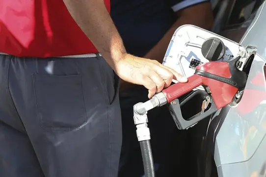 Imagem da notícia: Gasolina a R$ 5 não deve durar por muito tempo; especialistas apontam preço mais previsível