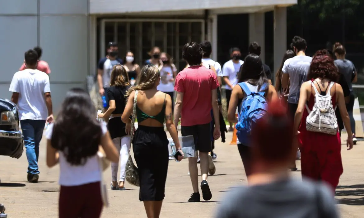 Imagem da notícia: Bolsonaro libera Prouni para aceitar estudantes de escola privada sem bolsa