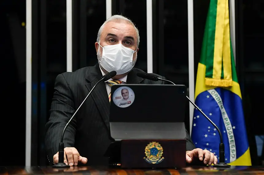 Imagem da notícia: Com projeto para baixar preço da gasolina, Congresso preenche vácuo do Governo