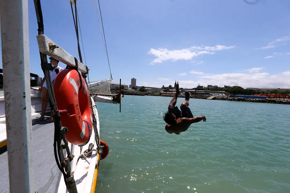 Os passeios de barco geralmente partem da Praia do Mucuripe, saindo em ordem alternada nos dias da semana