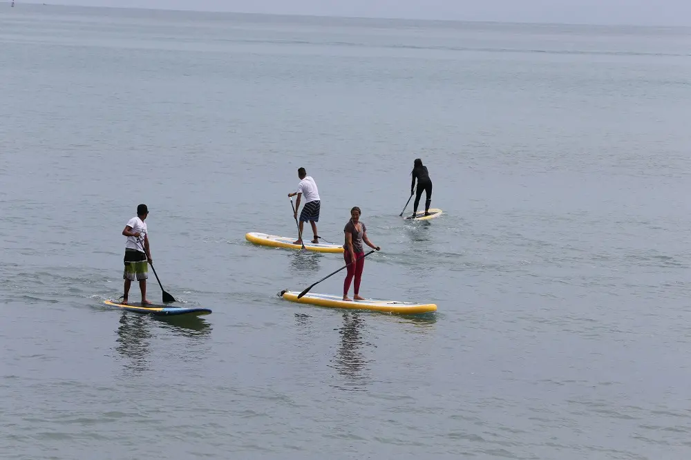 Conhecida como Sup, a prática tem inspiração em antigas pranchas de madeira havaianas, sendo uma modalidade diferente do surfe tradicional