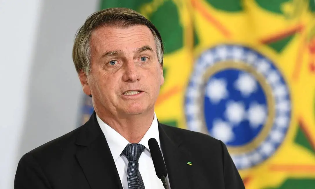 Imagem da notícia: Bolsonaro retoma ataques a Alexandre de Moraes e diz que ministro comete 'abusos'