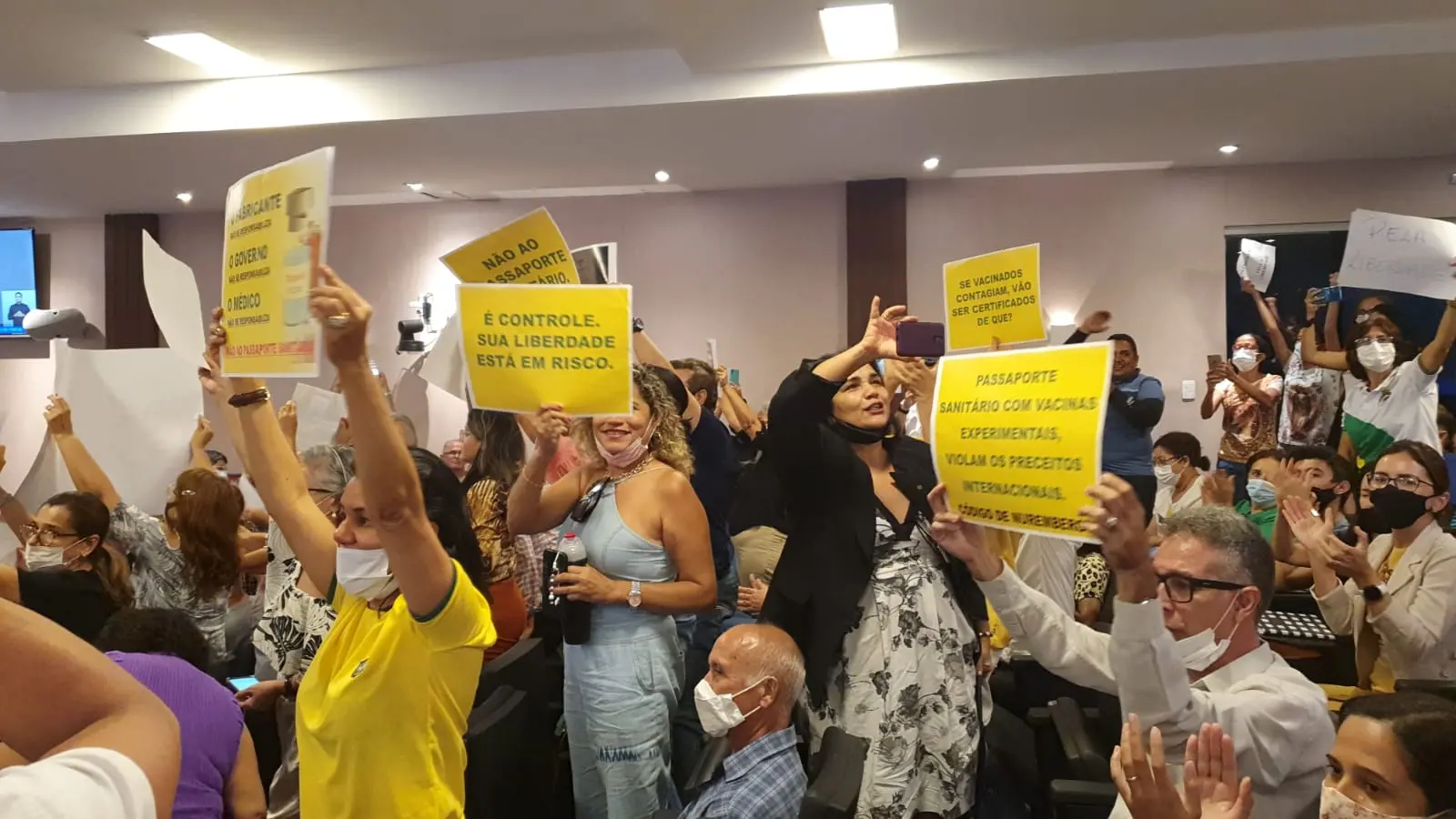 Imagem da notícia: YouTube derruba vídeo de audiência na Câmara de Fortaleza com discurso antivacina
