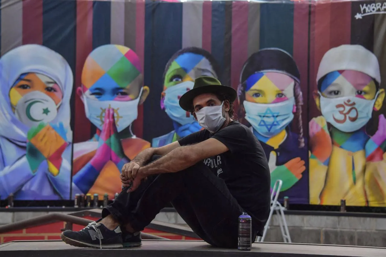 As faces multicoloridas pintadas pelo artista Eduardo Kobra fazem o espectador pensar o Brasil