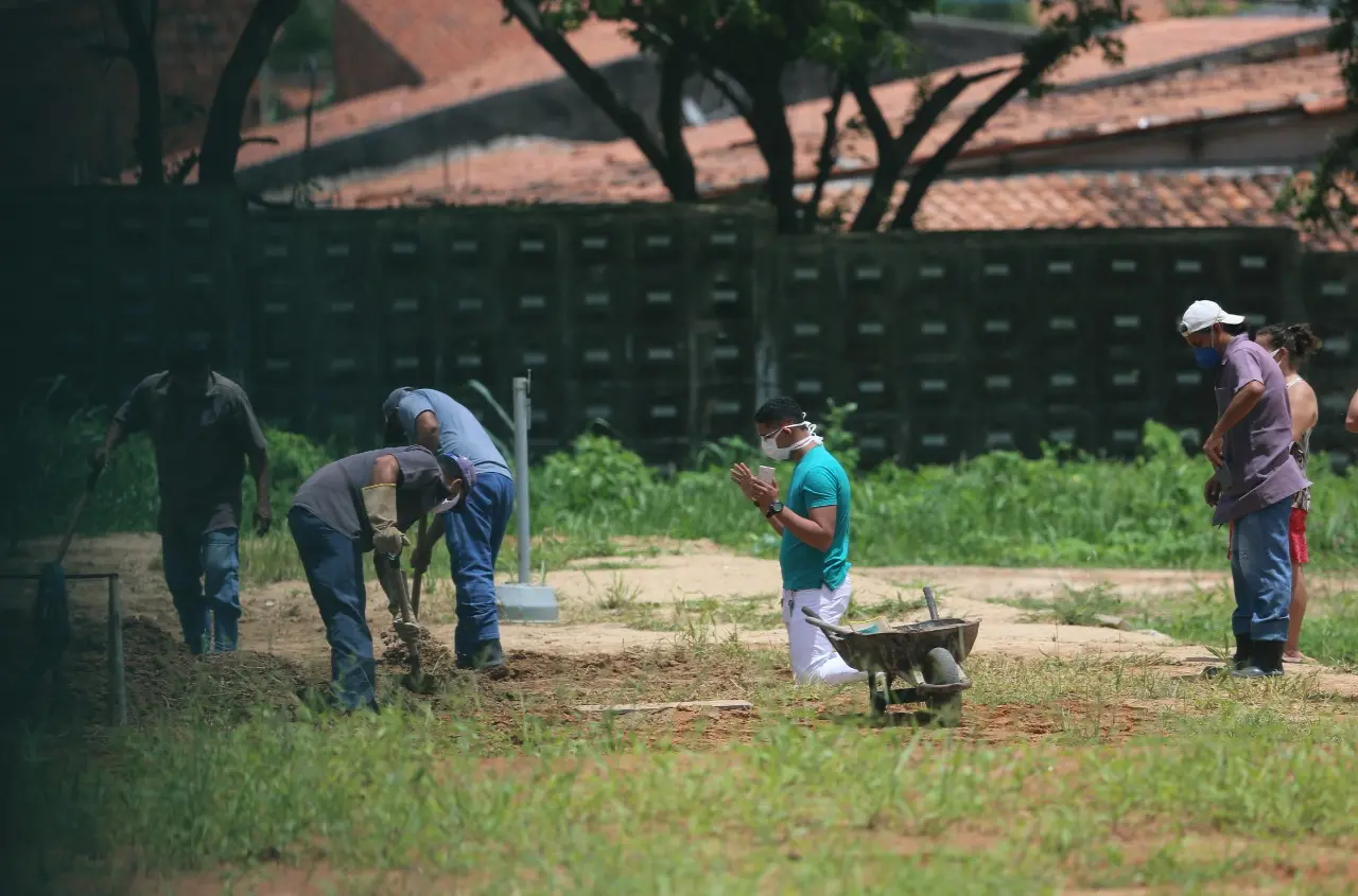 Imagem da notícia: Nove de cada 10 mortos por Covid-19 no Ceará desde março de 2021 não tomaram nenhuma dose da vacina