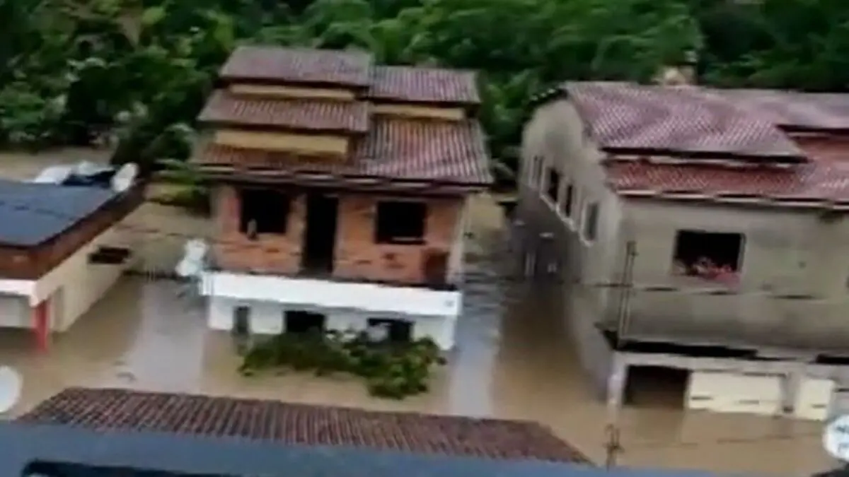 Imagem da notícia: Inundações no Sul da Bahia deixam vítimas e casas submersas; Governo decreta emergência