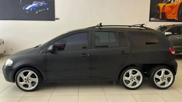Imagem da notícia: Volkswagen Fox com seis rodas repercute nas redes sociais; veja fotos 