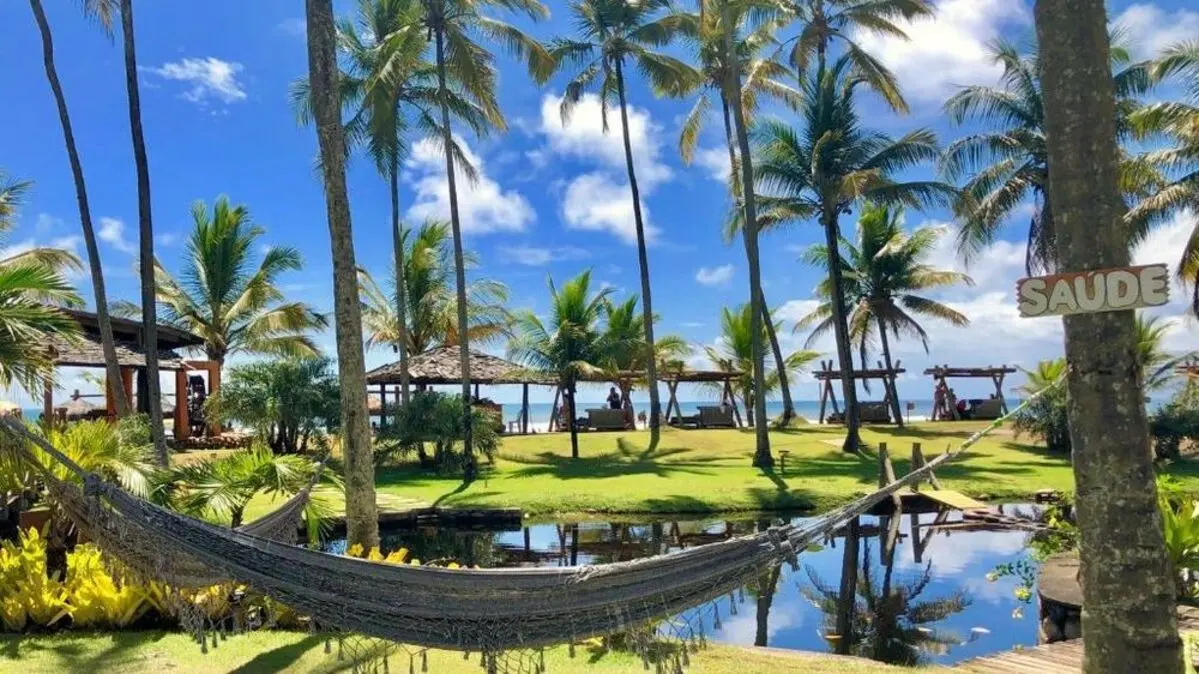 Imagem da notícia: Resort de luxo fica alagado com fortes chuvas no sul da Bahia; veja antes e depois