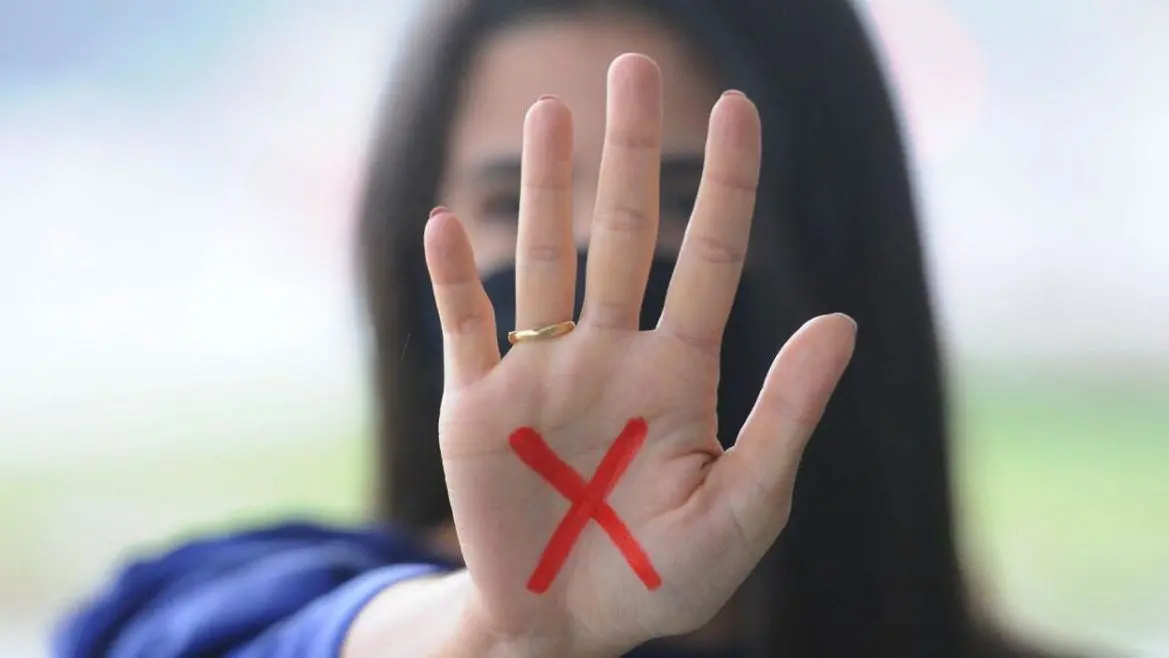 Imagem da notícia: Do medo à dependência: por que mulheres desistem das denúncias de violência doméstica