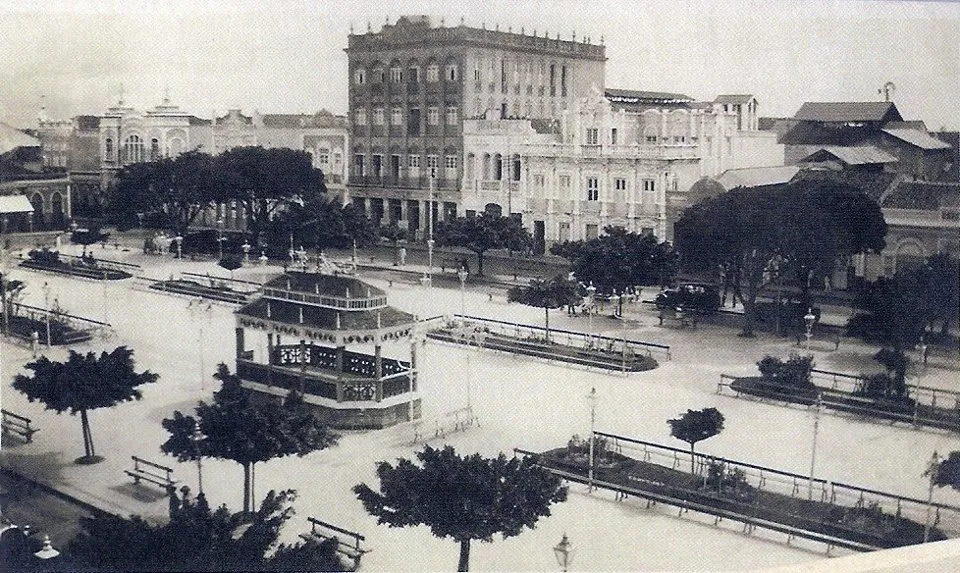 Os jardins da praça foram instalados após reforma na década de 1920.