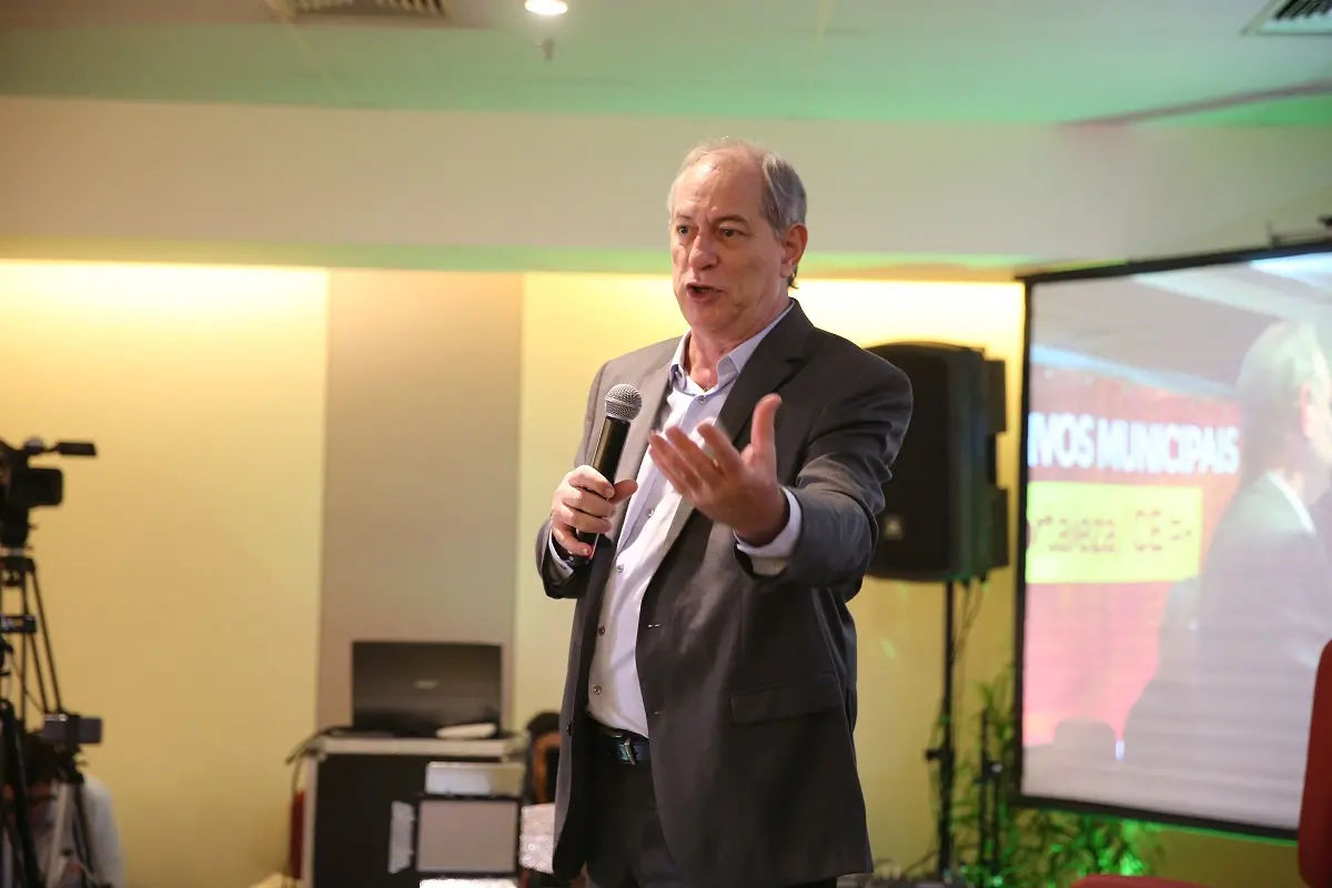Imagem da notícia: Operação da PF devolve Ciro Gomes aos holofotes da disputa presidencial
