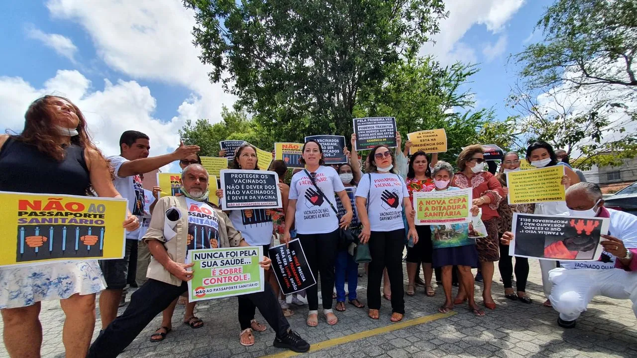 Contrários à exigência do passaporte de vacina no Ceará foram se manifestar em frente à Câmara Municipal de Fortaleza.