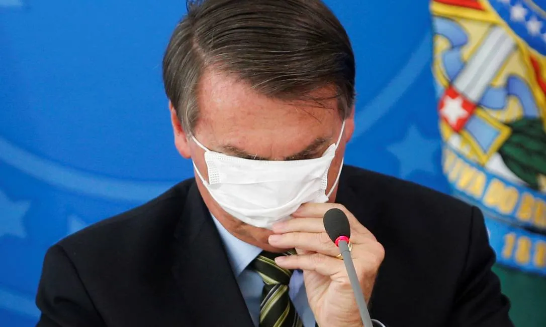O presidente do Brasil, Jair Bolsonaro, várias vezes minimizou a pandemia de Covid-19, a qual chamava de 