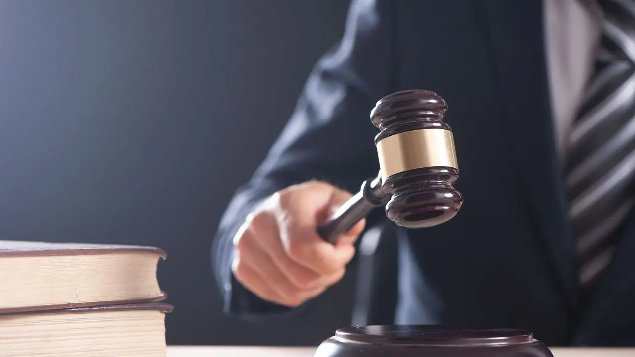Imagem da notícia: Tribunal do júri condena a 15 anos de prisão homem que matou ex-namorada em salão de beleza