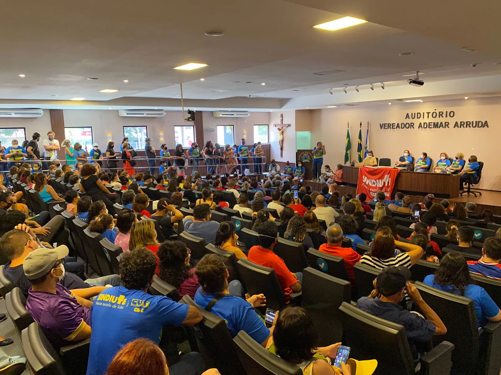 Servidores foram à Câmara Municipal de Fortaleza pressionar por mudanças na proposta de reajuste salarial da Prefeitura