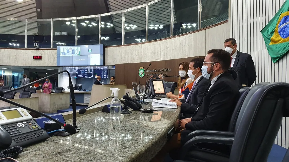 O presidente Evandro Leitão assumiu a sessão para encerrar discussão