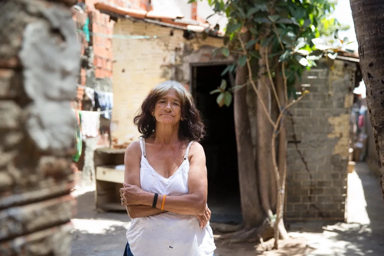 A casinha pequena e simples está sempre limpa, como faz questão de ressaltar dona Sandra