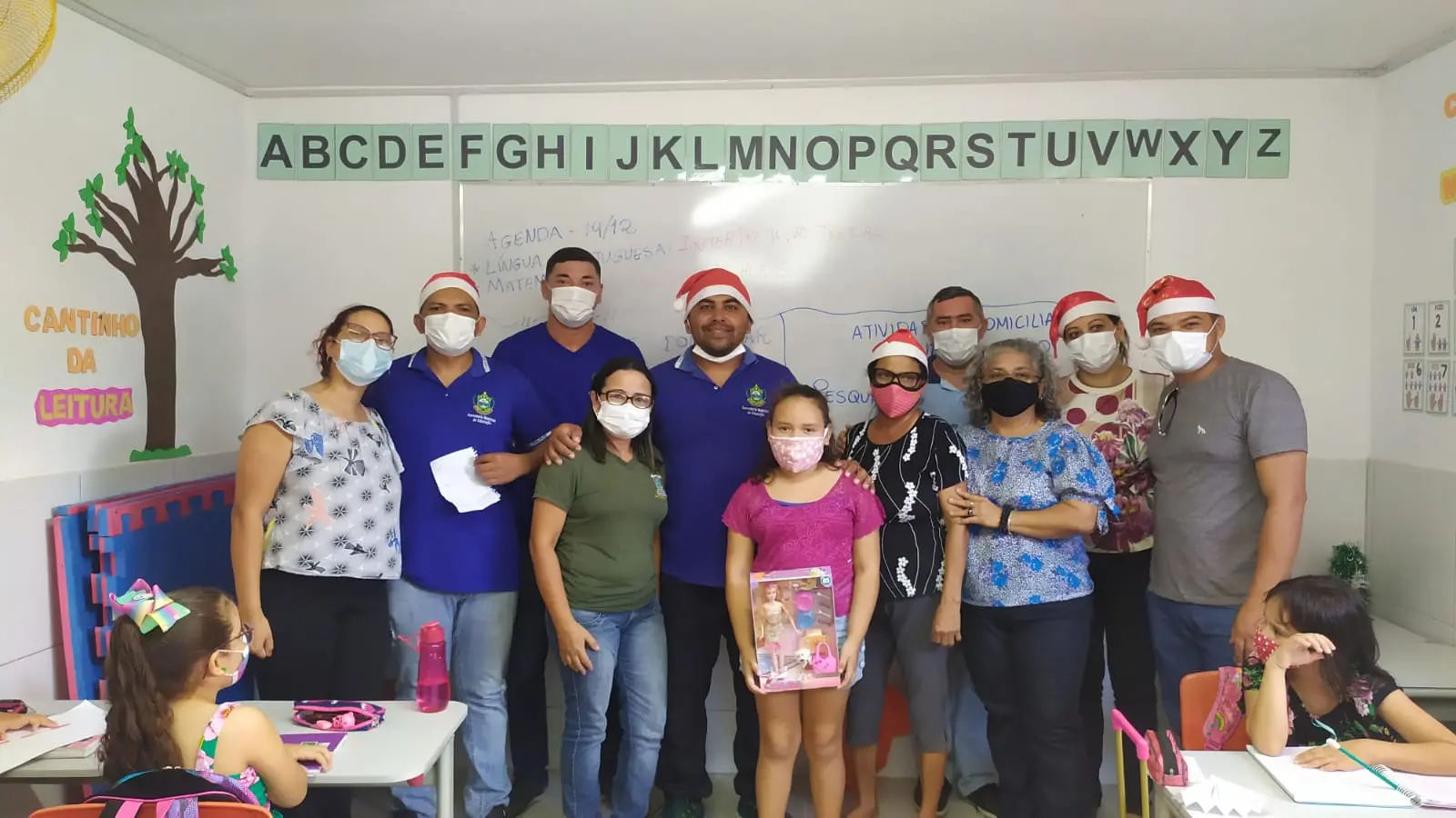 Funcionários da escola reunidos no dia de entrega dos presentes