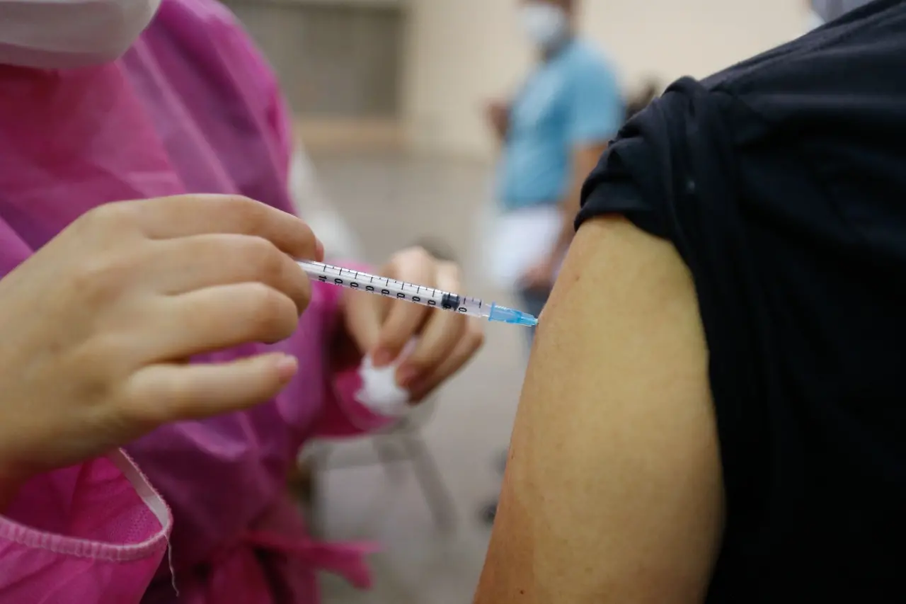 Imagem da notícia: Epidemia cruzada de gripe e Covid no Ceará ainda não gerou aumento de internações na rede pública