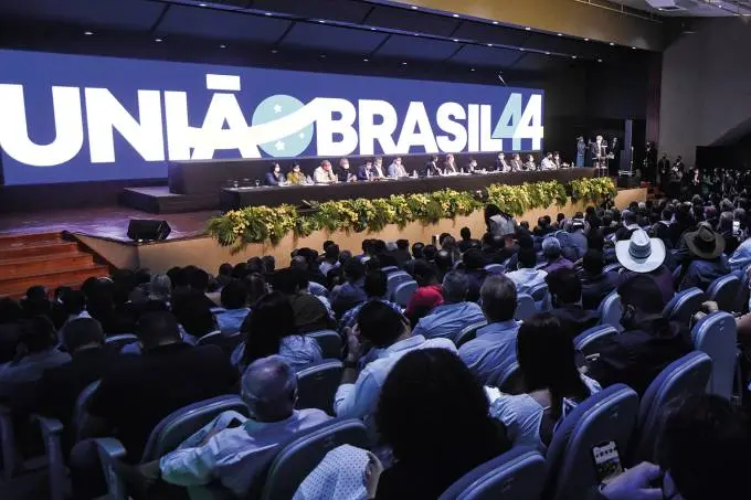 Imagem da notícia: Cabo de guerra pelo comando do União Brasil no Ceará ainda deve durar até fevereiro; entenda