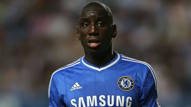 O atacante Demba Ba teve destaque no futebol inglês e defendeu o Chelsea