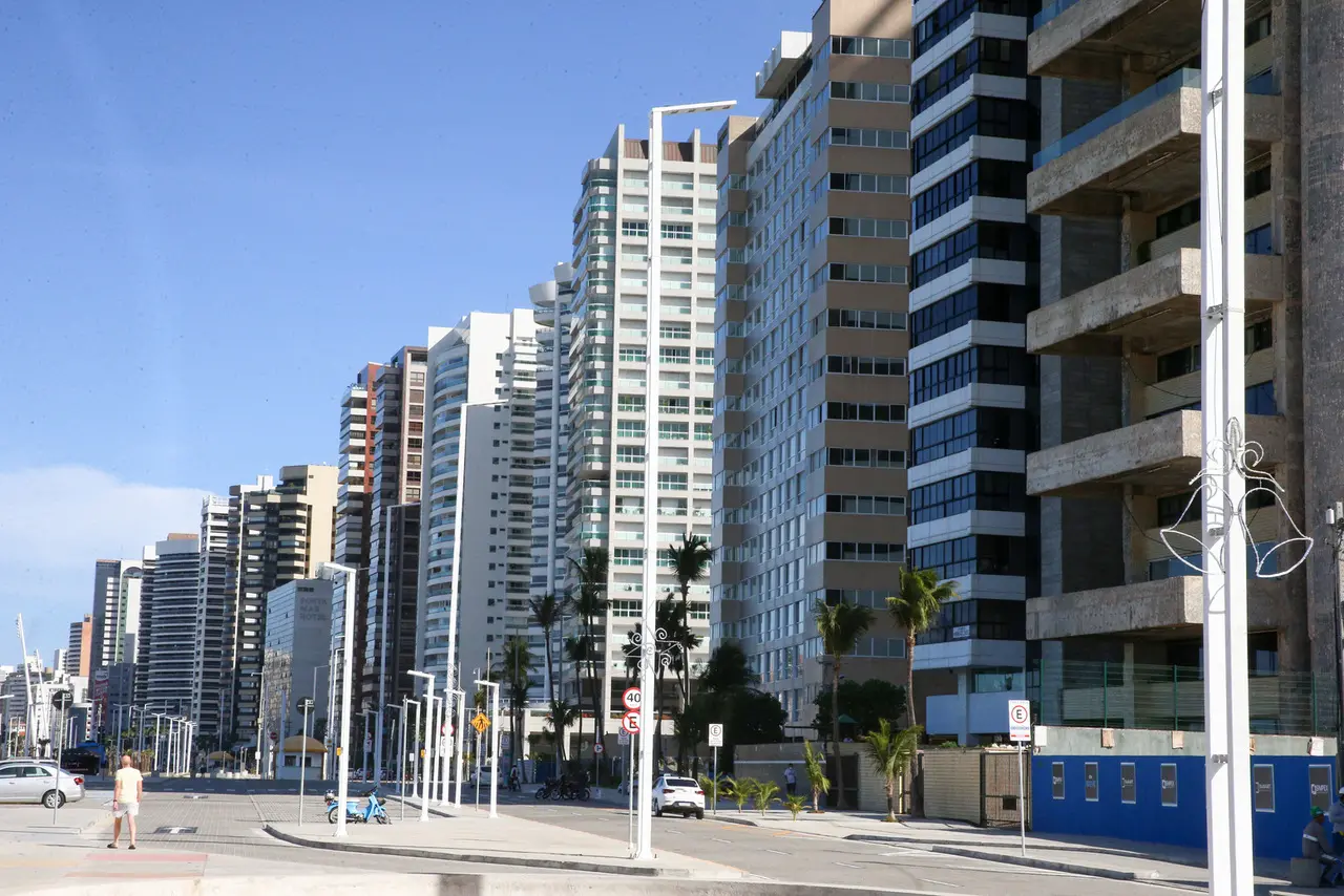 Imagem da notícia: Com alta de juros, onda de crescimento do mercado imobiliário cearense deve arrefecer em 2022 