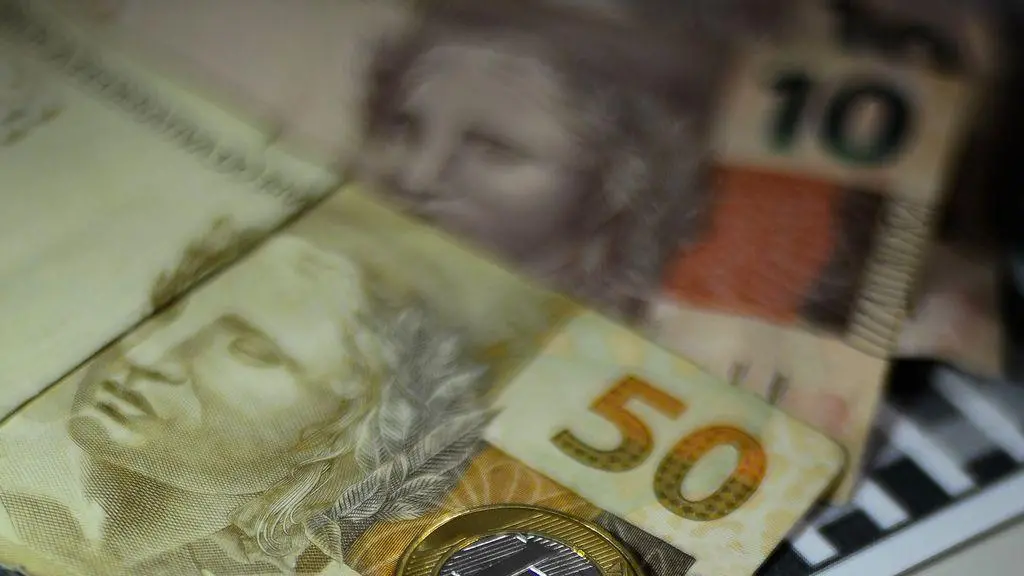 Imagem da notícia: Congresso Nacional aprova salário mínimo de R$ 1.210 para 2022; proposta vai à sanção presidencial
