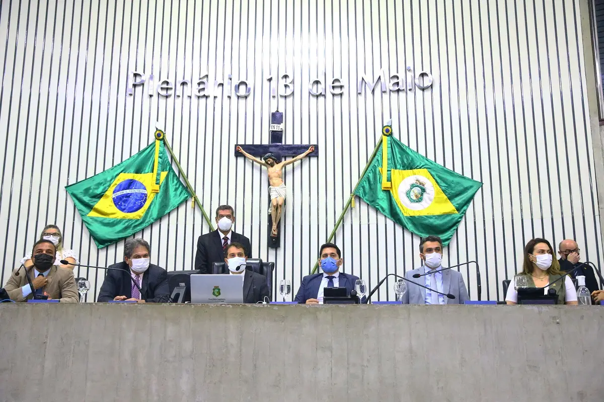 Imagem da notícia: Com sessão na madrugada, AL-CE aprova mudanças salariais de 19 categorias de servidores