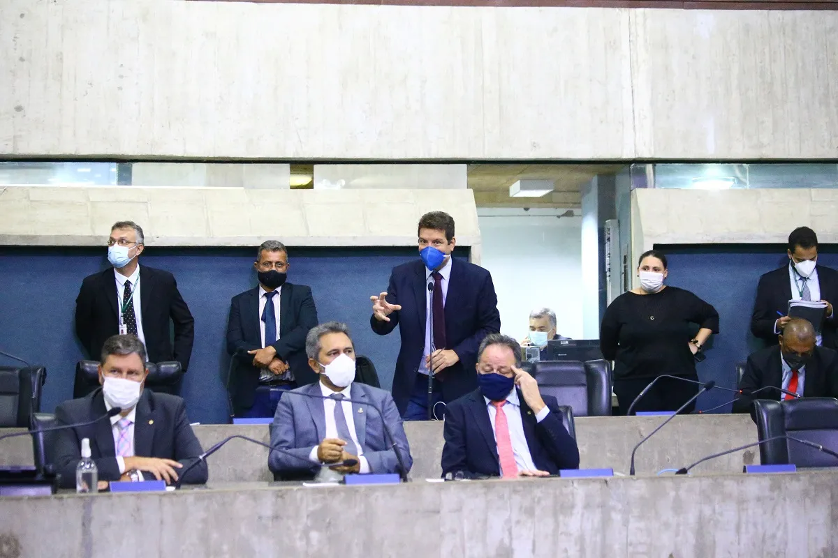 Apesar do cansaço, alguns deputados mantiveram discussões sobre pontos dos projetos