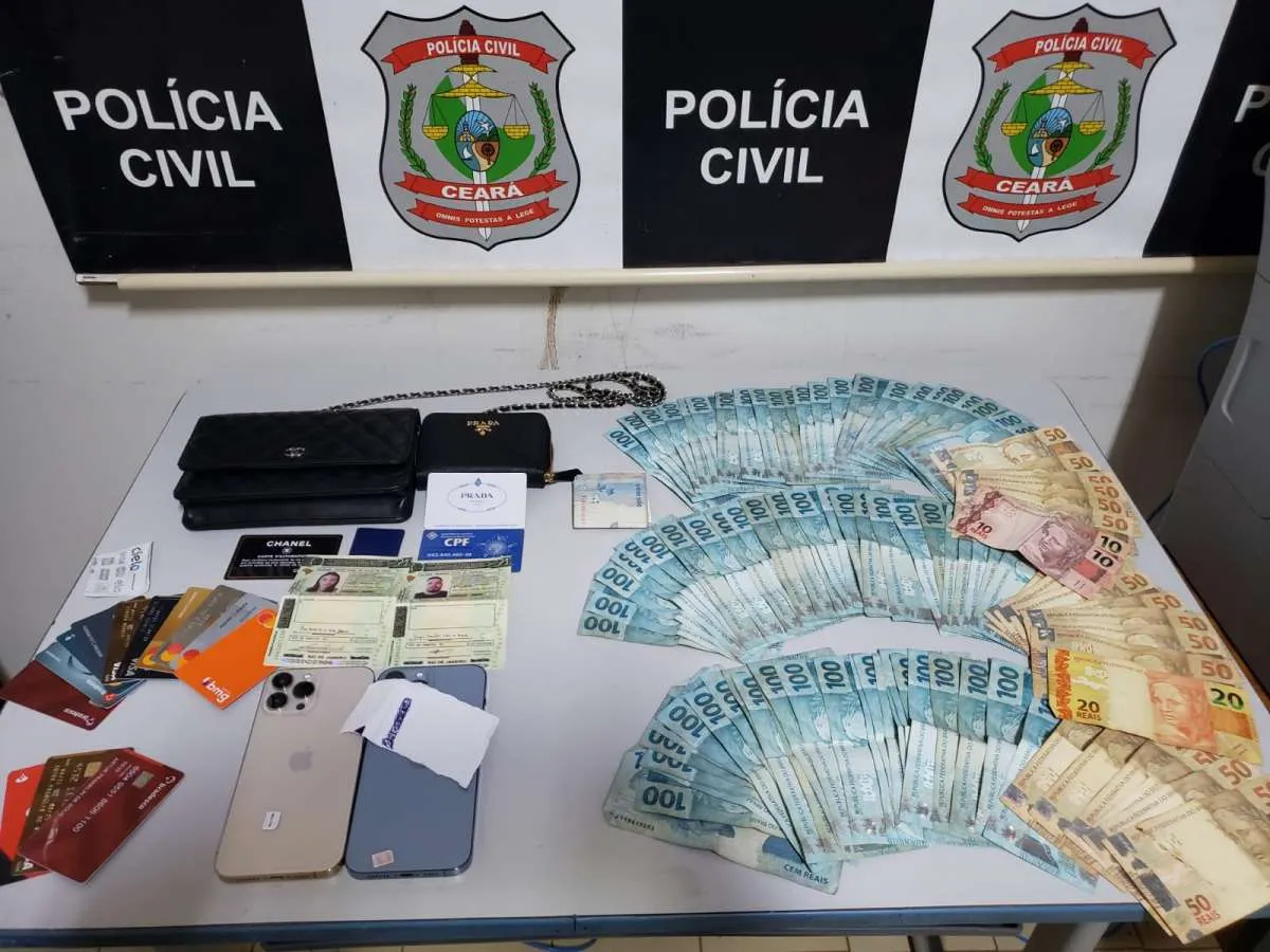Com os suspeitos foram encontrados documentos falsos, diversos cartões bancários e a quantia aproximada de R$ 9 mil, segundo a polícia