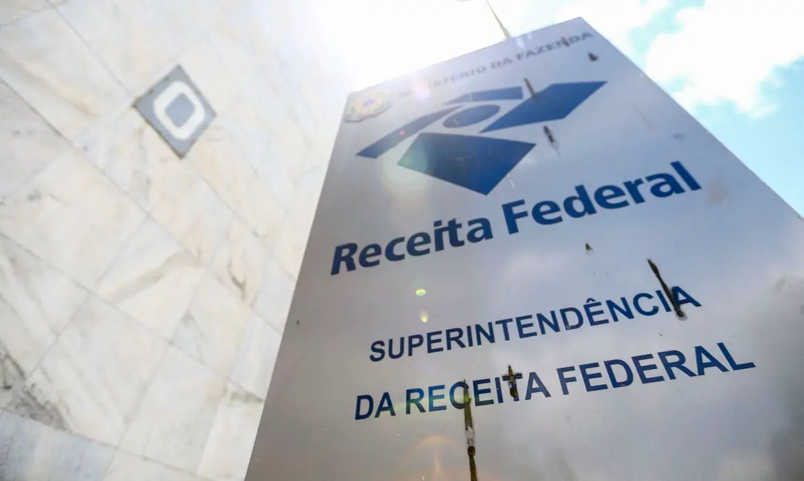 Imagem da notícia: Após debandada de mais de 500 chefes, servidores do 'tribunal' da Receita entregam renúncia coletiva