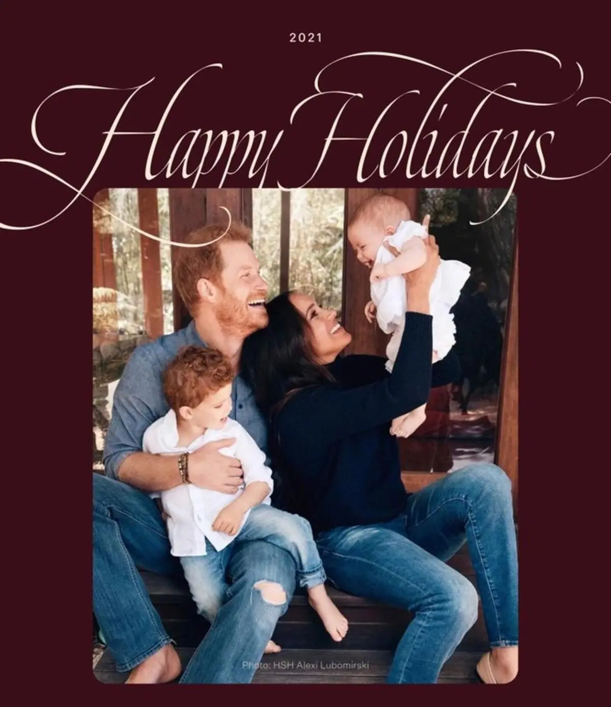 Imagem da notícia: Harry e Meghan compartilham imagem da filha em cartão de Natal: 'Lili nos fez virar uma família'