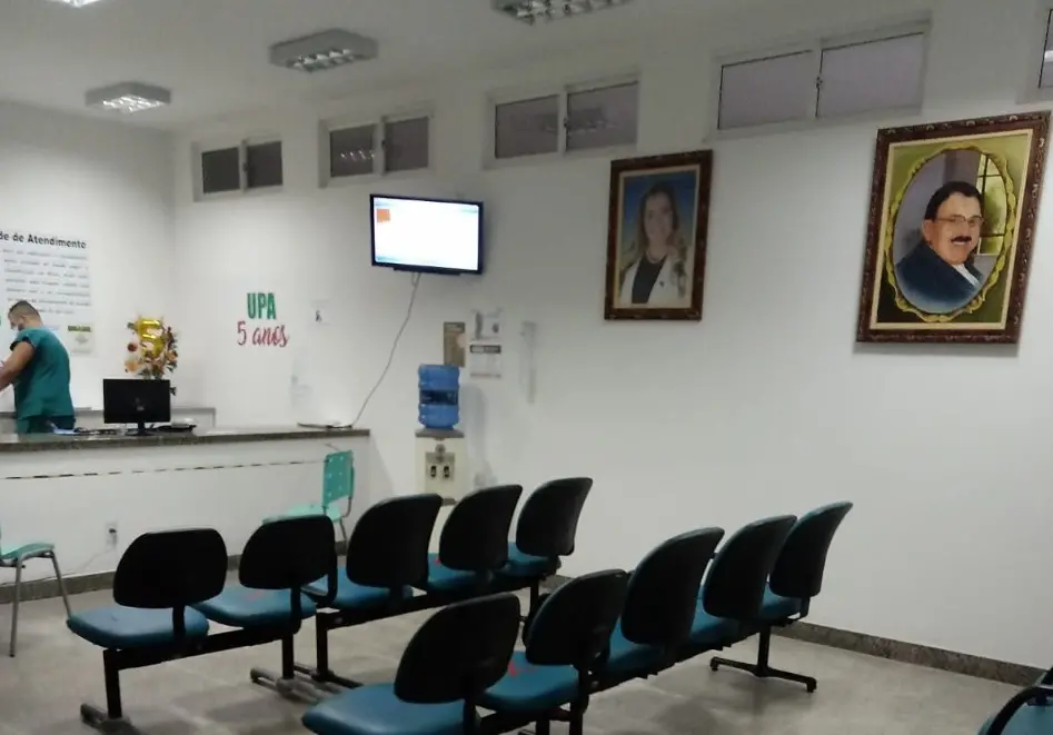 Imagem da notícia: Em Camocim, Município manteve fotos de ex-prefeita em repartições públicas por quase um ano