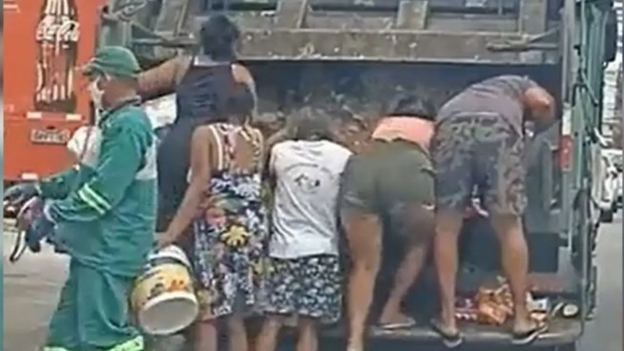 Cena de pessoas revirando caminhão de lixo em busca de comida, em Fortaleza, viralizou em 2021