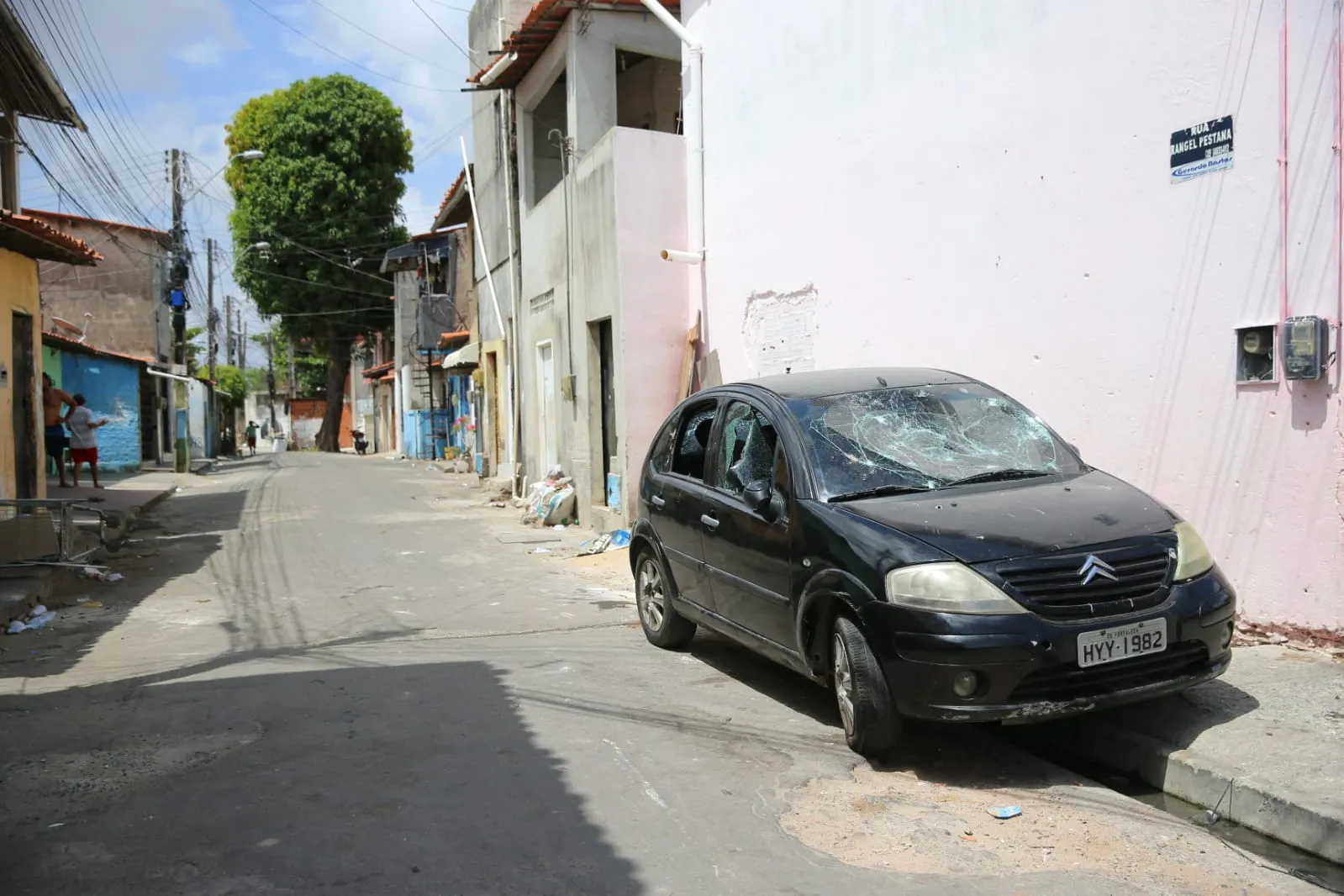 Carro atingido por tiros durante chacina na Sapiranga, neste sábado (25)