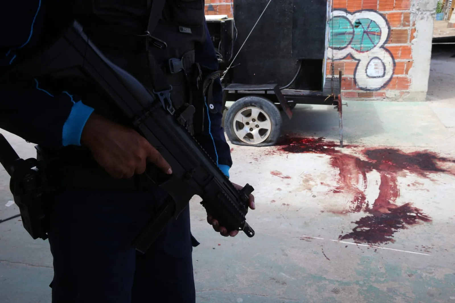 Policiais estiveram em pontos do bairro Sapiranga na manhã deste sábado (25)