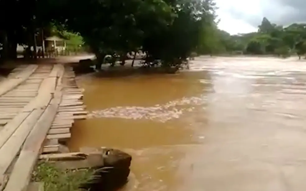 Imagem da notícia: Governador da Bahia anuncia base de apoio para dar suporte a cidades atingidas pelas chuvas