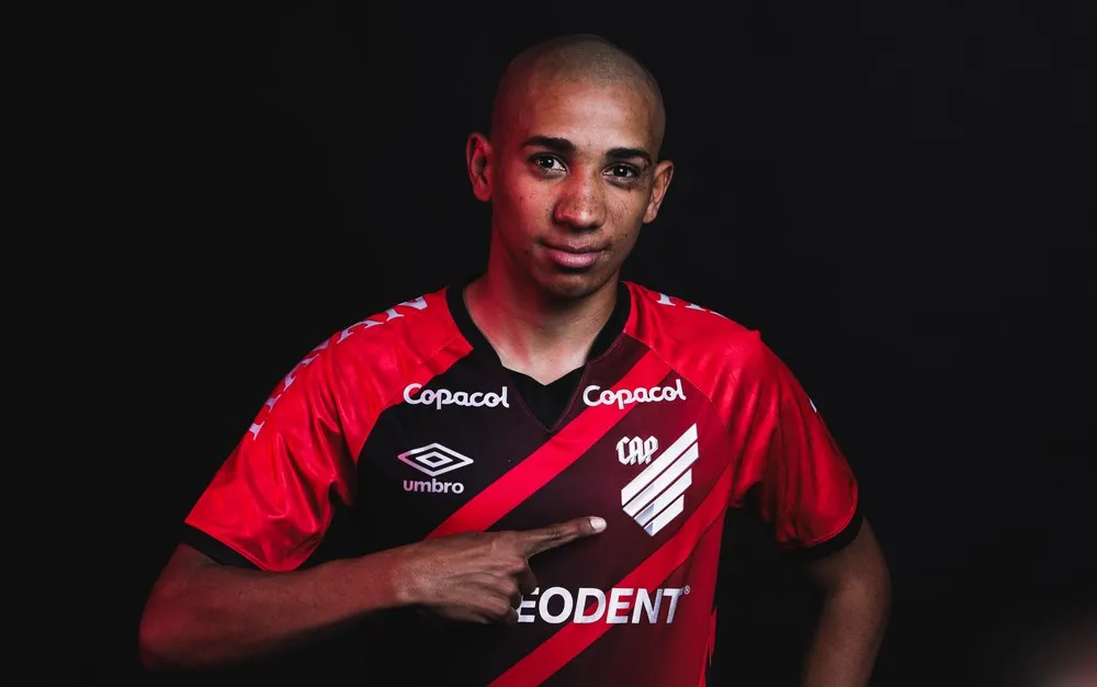O uruguaio Pablo Siles tem 24 anos e assinou contrato longo com o Athletico-PR
