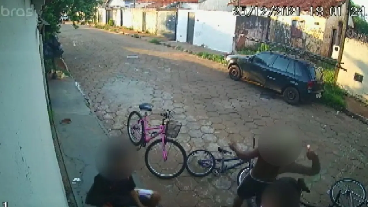 Imagem da notícia: Criança de 4 anos morre após explosivo atingir casa onde dormia; veja vídeo