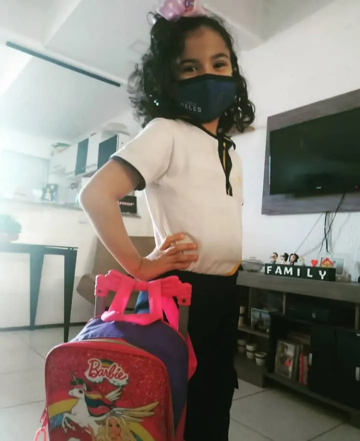 Maria Ester deve manter rotina de estudos enquanto aguarda a aplicação da vacina contra a Covid-19