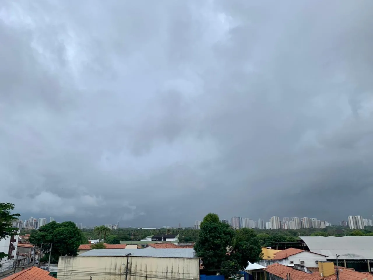 Funceme prevê céu variando entre nublado e parcialmente nublado neste domingo (2).