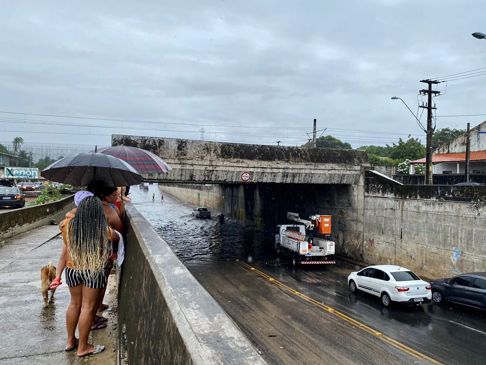 Moradores explicam que o problema ocorre toda quadra chuvosa.