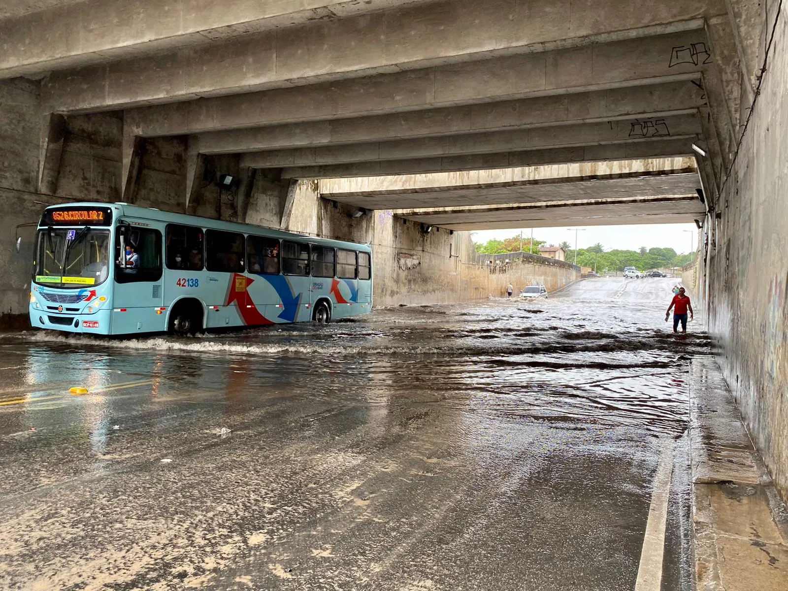 Apenas ônibus e veículos maiores conseguem atravessar o túnel.