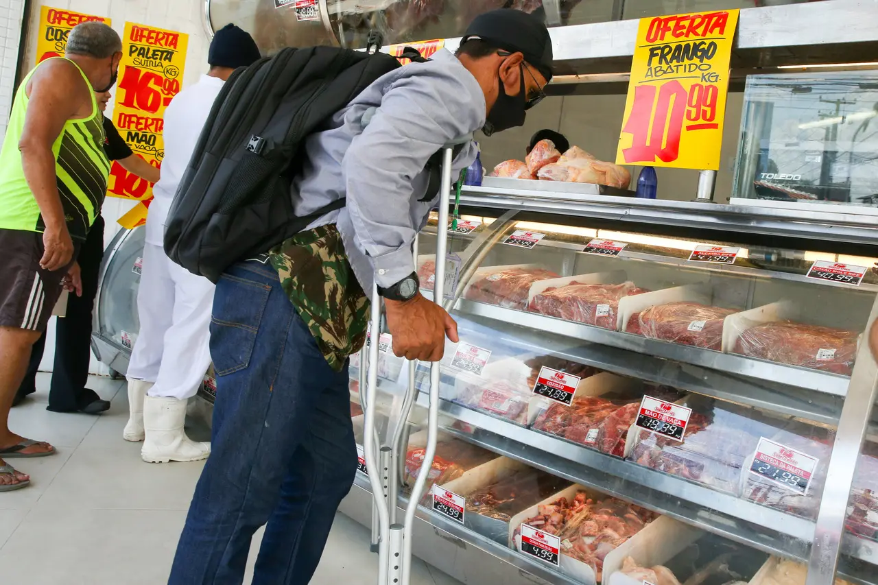 Imagem da notícia: Consumo de carne vermelha cai 22% nos supermercados cearenses; aves e ovos ganham espaço