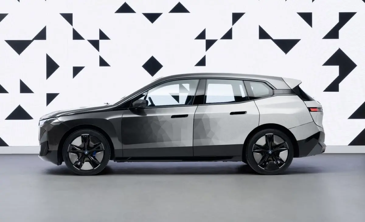 Imagem da notícia: BMW apresenta carro que muda de cor com apenas um toque; confira
