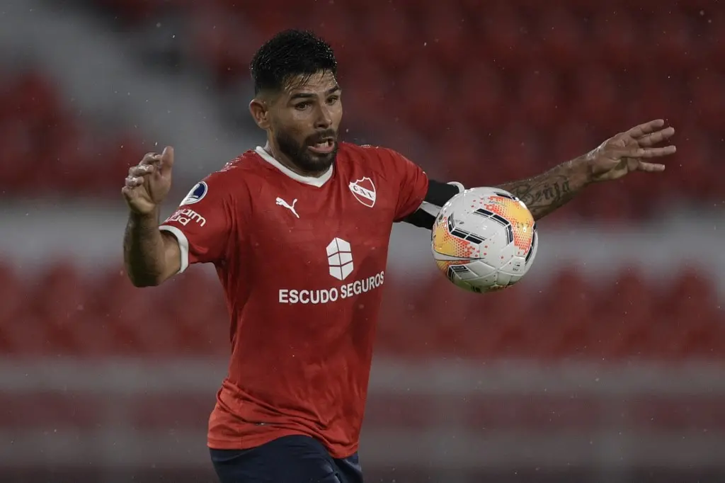 Imagem da notícia: Chegada de Zé Roberto não inviabiliza contratação de outro 'camisa 9' no Ceará; Romero fica distante