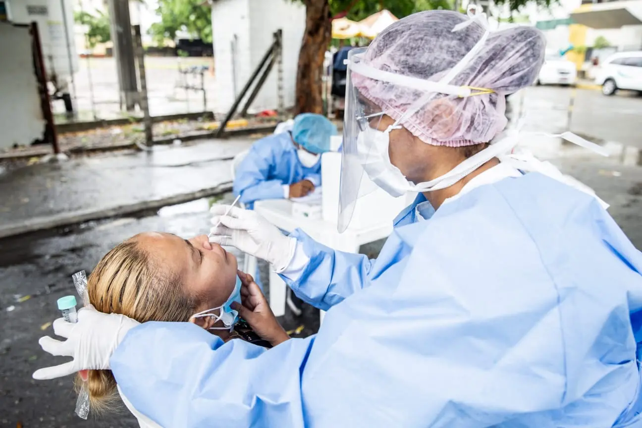 Imagem da notícia: Com taxa de transmissão de Covid crescente há 3 meses, Ceará caminha para 3ª onda da pandemia